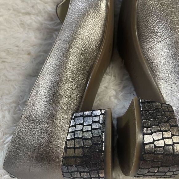 Anne Klein metallic taupe leather slip on shoes 1.5” Block heels SZ8.5M - Picture 13 of 13
